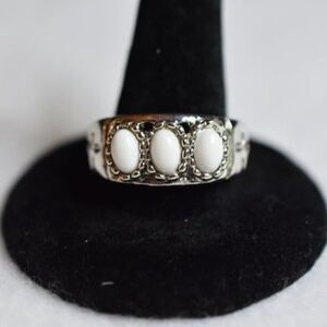 Sleek Southwestern White Stone Silver Tone Size 7 Casual Chic Size 7 Ring